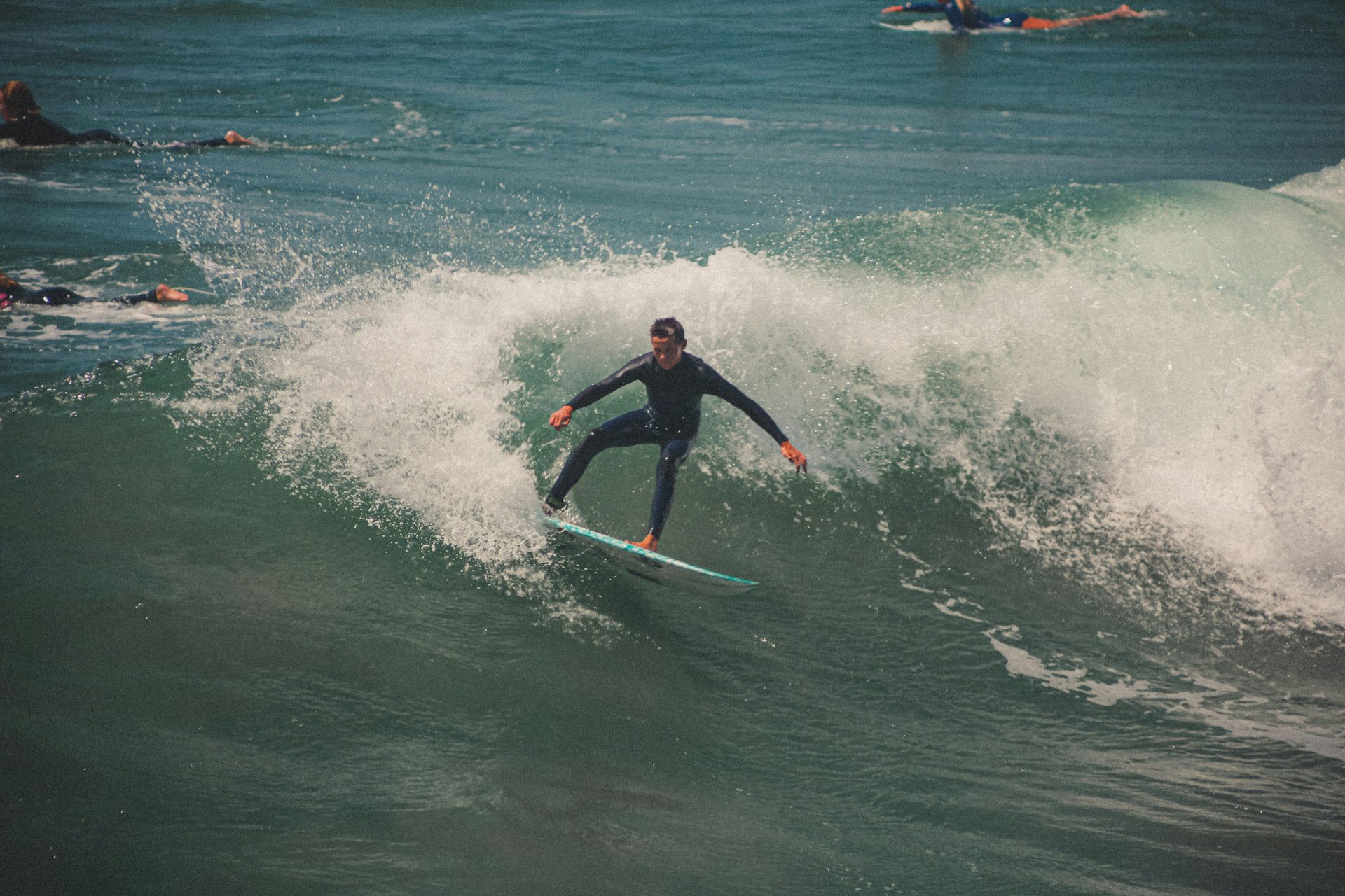 Un surfista cabalgando una ola en la playa.